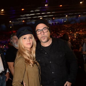 Pascal Obispo et sa compagne Julie Hantson lors du deuxième combat professionnel "La conquête" entre le français T. Yoka et l'américain J. Rice au Zénith de Paris, France, le 14 octobre 2017. © Rachid Bellak/Bestimage 