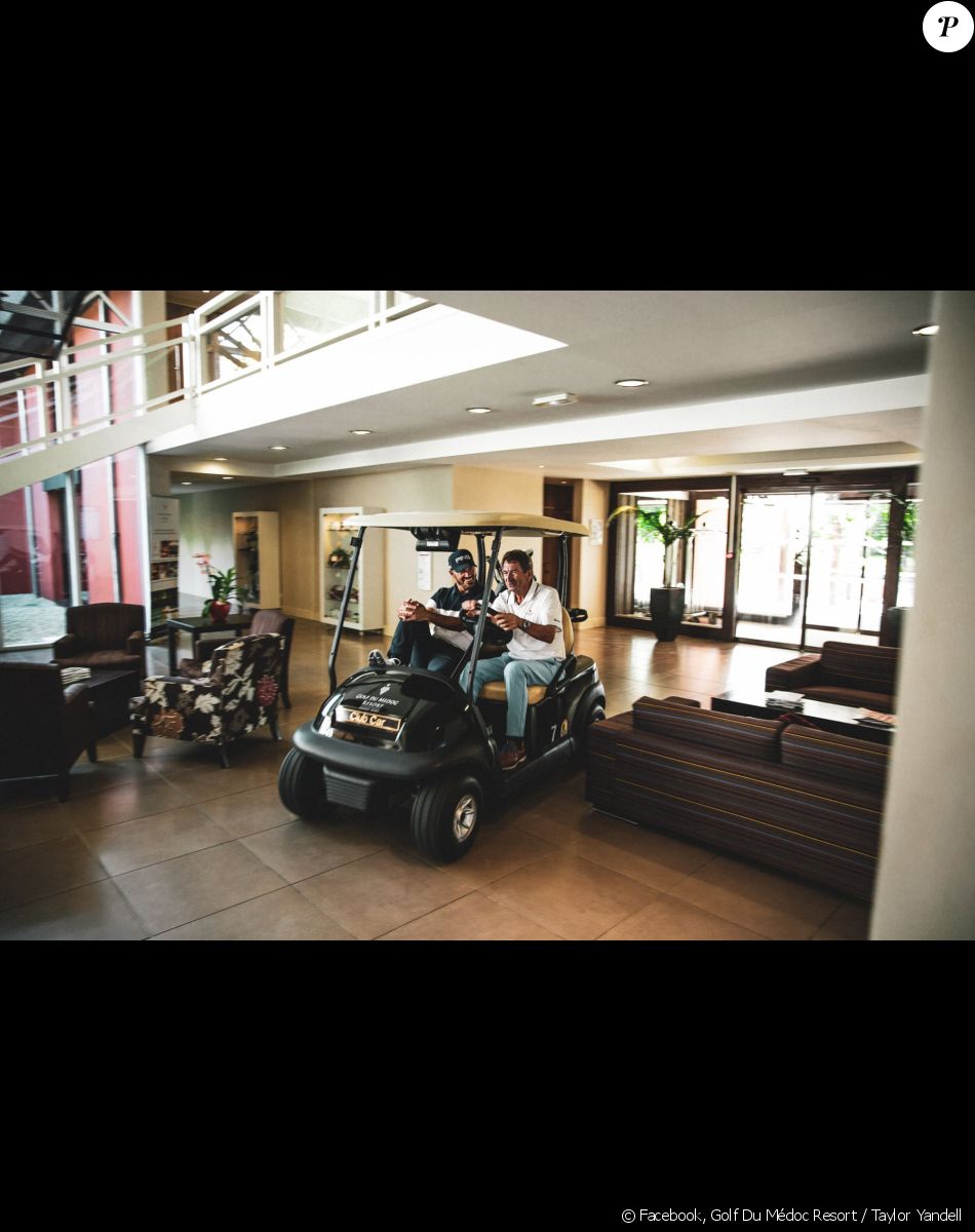 Dominique Larretche (à droite) donnait des cours de golf au Golf du Médoc Resort, au Pian-Medoc, près de Bordeaux. Photo par Taylor Yandell. Août 2018.