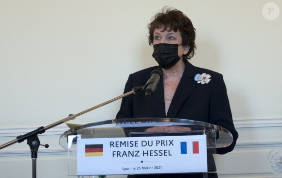 Roselyne Bachelot, ministre de la Culture, remet le prix littéraire Franz Hessel à Emmanuelle Pireyre à Lyon, le 25 février 2021. © Sandrine Thesillat / Panoramic / Bestimage