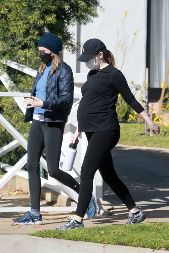 Exclusif - Emma Stone, enceinte de son premier enfant, se balade à Los Angeles avec une amie le 30 décembre 2020.
