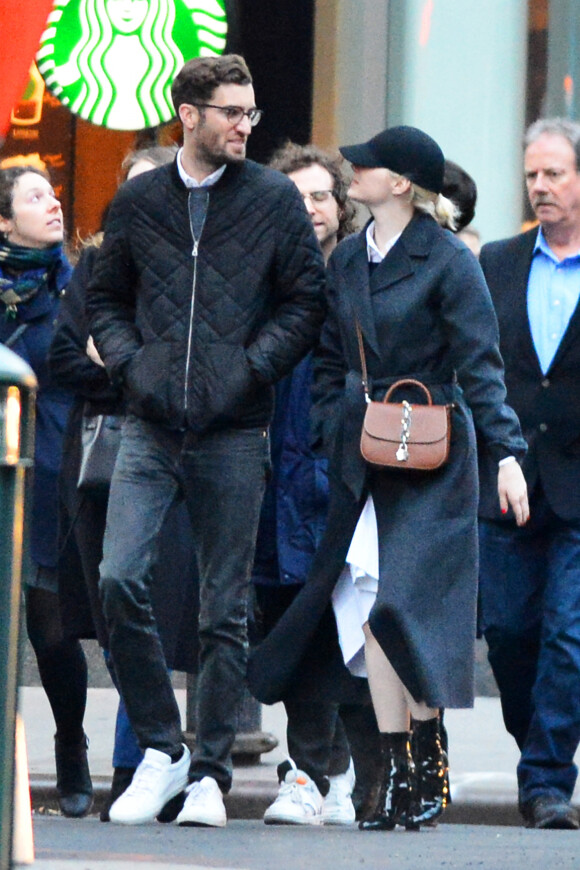 Exclusif - Emma Stone se promène avec son compagnon Dave McCary à New York, le 29 novembre 2017.