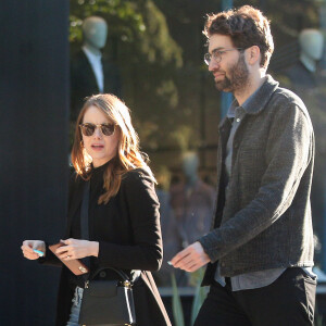 Exclusif - Emma Stone et son fiancée Dave McCary à la sortie d'un restaurant à Los Angeles, le 27 février 2020.