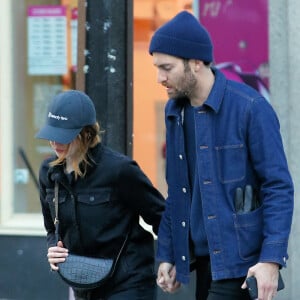 Emma Stone et son compagnon Dave McCary dans le quartier de Tribeca à New York, le 30 novembre 2019.