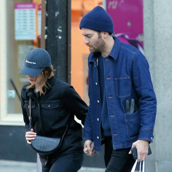 Emma Stone et son compagnon Dave McCary dans le quartier de Tribeca à New York, le 30 novembre 2019.
