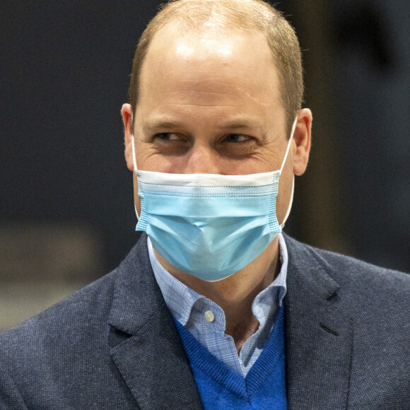 Le prince William, duc de Cambridge, lors de sa visite au centre de vaccination King's Lynn Corn Exchange à King's Lynn, Norfolk, Royaume Uni, le 22 février 2021.