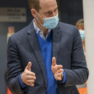 Le prince William, duc de Cambridge, lors de sa visite au centre de vaccination King's Lynn Corn Exchange à King's Lynn, Norfolk, Royaume Uni, le 22 février 2021.