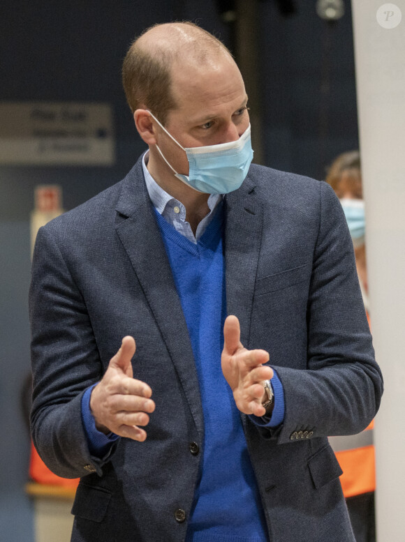 Le prince William, duc de Cambridge, lors de sa visite au centre de vaccination King's Lynn Corn Exchange à King's Lynn, Norfolk, Royaume Uni, le 22 février 2021.