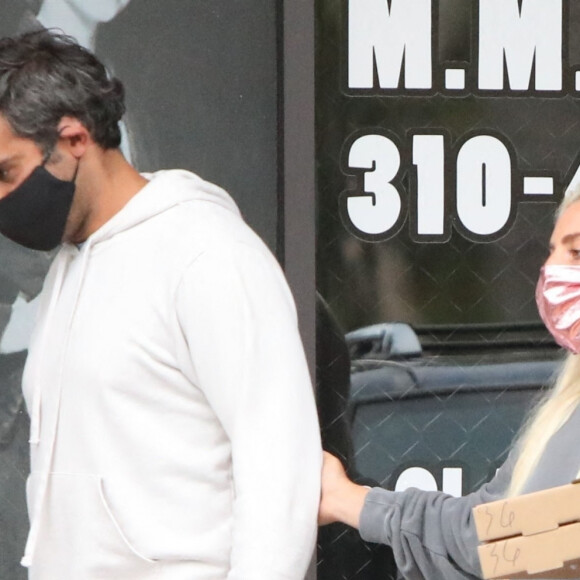 Exclusif - Lady Gaga et son compagnon Michael Polansky sont allés acheter leur dîner à emporter dans un restaurant à Malibu, le 27 juin 2020.