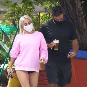Exclusif - Lady Gaga et son compagnon Michael Polansky prennent un café à Los Angeles, le 19 juin 2020. Ils portent des masques pour se protéger de l'épidémie de Coronavirus (Covid-19).
