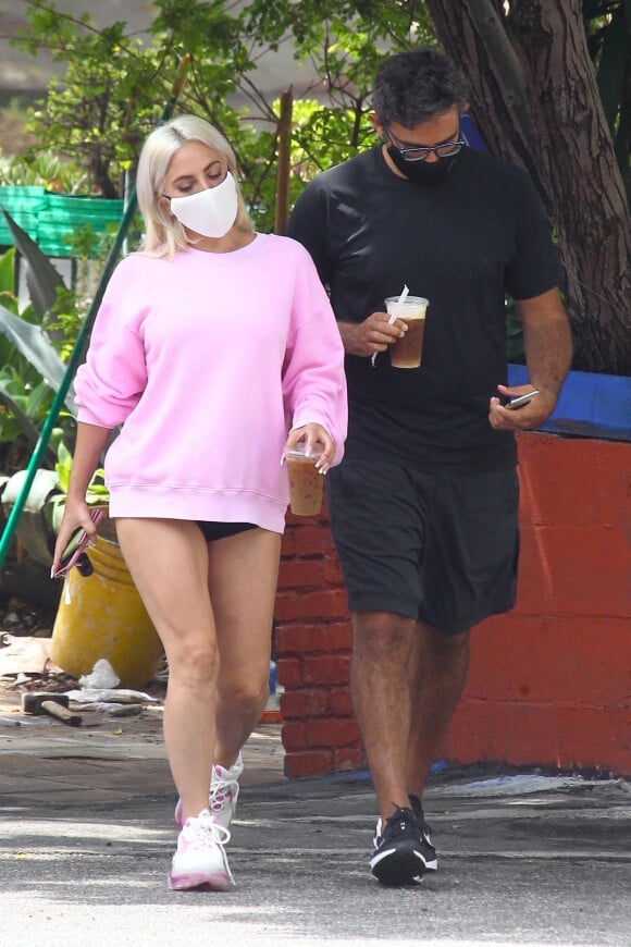 Exclusif - Lady Gaga et son compagnon Michael Polansky prennent un café à Los Angeles, le 19 juin 2020. Ils portent des masques pour se protéger de l'épidémie de Coronavirus (Covid-19).