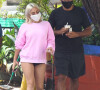 Exclusif - Lady Gaga et son compagnon Michael Polansky prennent un café à Los Angeles, le 19 juin 2020. Ils portent des masques pour se protéger de l'épidémie de Coronavirus (Covid-19).