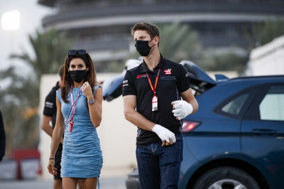 Romain Grosjean, blessé aux mains, et sa femme Marion arrivent au Grand Prix de Sakhir le 6 décembre 2020. Après son terrible accident qui lui a brûlé les mains, Romain Grosjean a révélé dans une vidéo publiée sur Twitter être contraint de mettre un terme à sa carrière en Formule 1. © Dppi / Panoramic / Bestimage