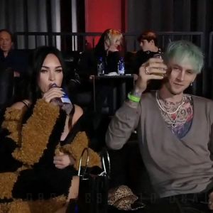 Megan Fox et son compagnon Machine Gun Kelly assistent à l'UFC 260, combat de MMA opposant Francis Ngannou à Stipe Miocic. Las Vegas.