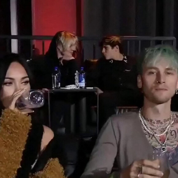 Megan Fox et son compagnon Machine Gun Kelly assistent à l'UFC 260, combat de MMA opposant Francis Ngannou à Stipe Miocic. Las Vegas, le 27 mars 2021.
