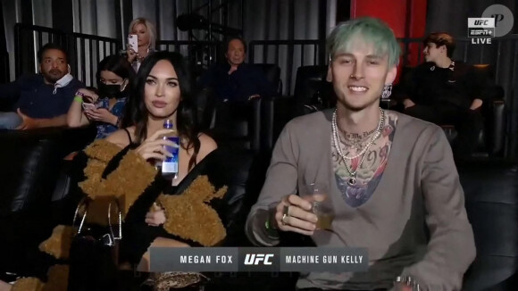 Megan Fox et son compagnon Machine Gun Kelly assistent à l'UFC 260, combat de MMA opposant Francis Ngannou à Stipe Miocic. Las Vegas, le 27 mars 2021.
