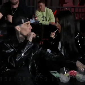 Kourtney Kardashian et son compagnon Travis Barker assistent à l'UFC 260, combat de MMA opposant Francis Ngannou à Stipe Miocic. Las Vegas, le 27 mars 2021.