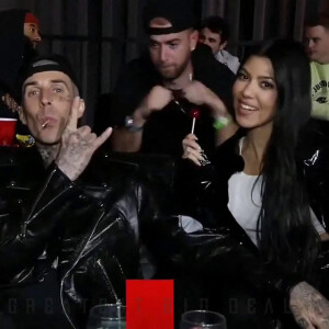 Kourtney Kardashian et son compagnon Travis Barker assistent à l'UFC 260, combat de MMA opposant Francis Ngannou à Stipe Miocic. Las Vegas, le 27 mars 2021.