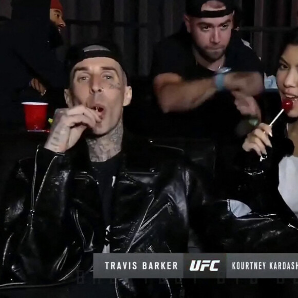 Kourtney Kardashian et son compagnon Travis Barker assistent à l'UFC 260, combat de MMA opposant Francis Ngannou à Stipe Miocic. Las Vegas, le 27 mars 2021.