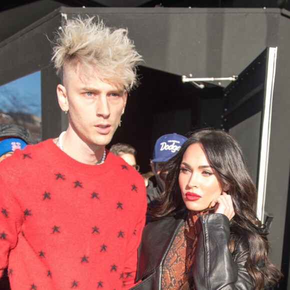 Machine Gun Kelly porte Megan Fox dans ses bras en arrivant aux studios de NBC à New York pour l'enregistrement de l'émission "Saturday Night Live", le 30 janvier 2021.