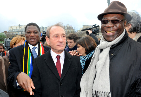Paul Mashatile (ministre des Arts et de la Culture de la Republique Sud-Africaine), Bertrand Delanoe (maire de Paris), Manu Dibango - Inauguration du nouveau Jardin des Halles Nelson Mandela a Paris, le 19 decembre 2013. 