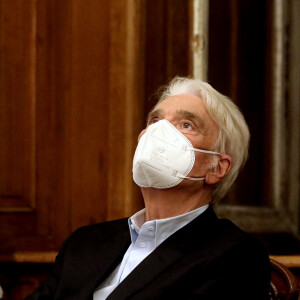 Exclusif - Bernard Tapie intervient lors de la promotion 2020 de la conférence des avocats du barreau de Paris, 11ème séance du premier tour, à la bibliothèque de l'ordre à Paris. Le 7 septembre 2020. © Dominique Jacovides / Bestimage 