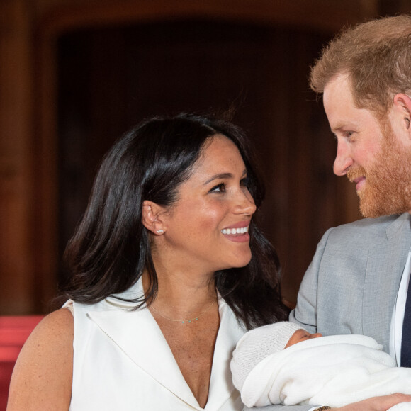 Le prince Harry et Meghan Markle, duc et duchesse de Sussex, présentent leur fils Archie Harrison Mountbatten-Windsor dans le hall St George au château de Windsor le 8 mai 2019.