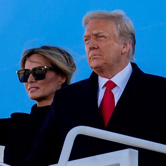 Donald Trump, accompagné de sa femme Melania, quitte la Maison-Blanche à l'issue de son mandat de président des Etats-Unis à Washington.