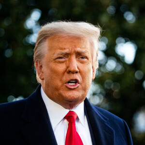 Donald Trump, accompagné de sa femme Melania, quitte la Maison-Blanche à l'issue de son mandat de président des Etats-Unis à Washington, le 20 janvier 2021.