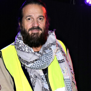 Francis Lalanne (avec un gilet jaune) lors d'un concert exceptionnel au bateau théâtre Le Nez Rouge à Paris, France © Cédric Perrin/Bestimage 