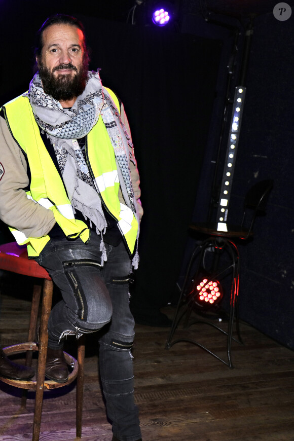 Francis Lalanne (avec un gilet jaune) lors d'un concert exceptionnel au bateau théâtre Le Nez Rouge à Paris, France © Cédric Perrin/Bestimage 