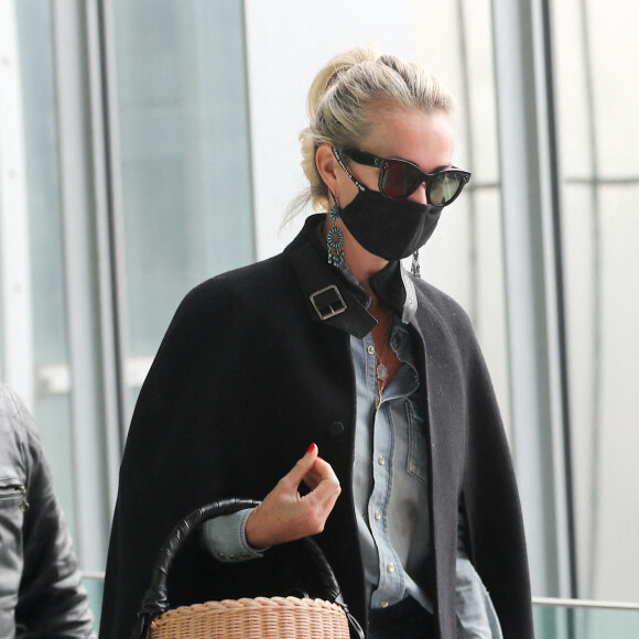 Exclusif - Laeticia Hallyday est à l'aéroport de Roissy-Charles-de-Gaulle pour prendre un vol à destination de Los Angeles. Paris, le 17 mars 2021.