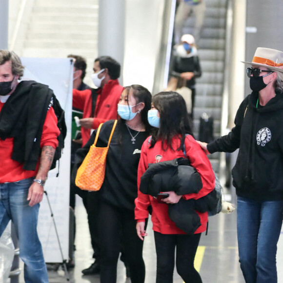 Exclusif - Laeticia Hallyday, ses filles Jade et Joy et son compagnon Jalil Lespert arrivent à Paris en provenance de Saint-Barthélemy, le 19 décembre 2020.