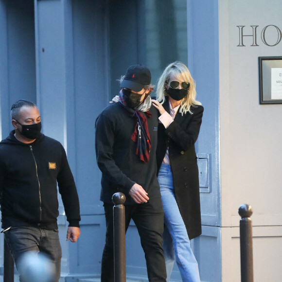 Exclusif - Laeticia Hallyday et son compagnon Jalil Lespert sortent de chez Jalil à Paris, le 13 novembre 2020.