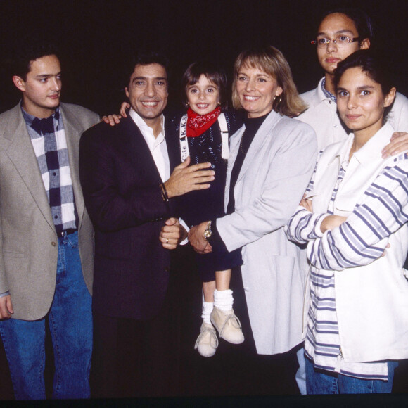 Frédéric François, sa femme Monique et leurs enfants Victoria, Vincent, Gloria et Anthony - Frédéric François lors de son premier concert à l'Olympia à Paris. Le 21 mars 1994 © Jean-Claude Woestelandt / Bestimage