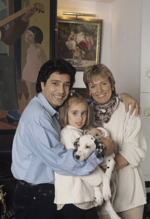 En Belgique, chez lui près de Liège, rendez-vous avec Frédéric François, sa femme Monique, leur fille Victoria et leur chien. Le 13 avril 1995 © Bruno Schneider via Bestimage