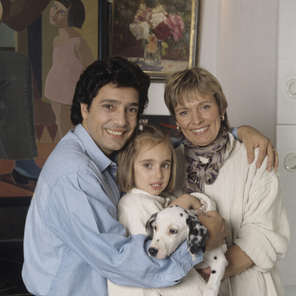 En Belgique, chez lui près de Liège, rendez-vous avec Frédéric François, sa femme Monique, leur fille Victoria et leur chien. Le 13 avril 1995 © Bruno Schneider via Bestimage