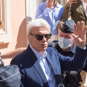 Semi Exclusif - Bernard Tapie et sa femme Dominique - Mariage civil de Sophie Tapie et Jean-Mathieu Marinetti à la mairie de Saint-Tropez en présence de leurs parents et de la famille le 20 août 2020.  