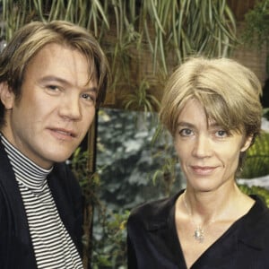 En France, à Paris, Françoise HARDY, en intérieur, dans le jardin de son appartement en compagnie de Patrick Juvet, entourés de plantes. En octobre 1991. © Jean Lenoir via Bestimage