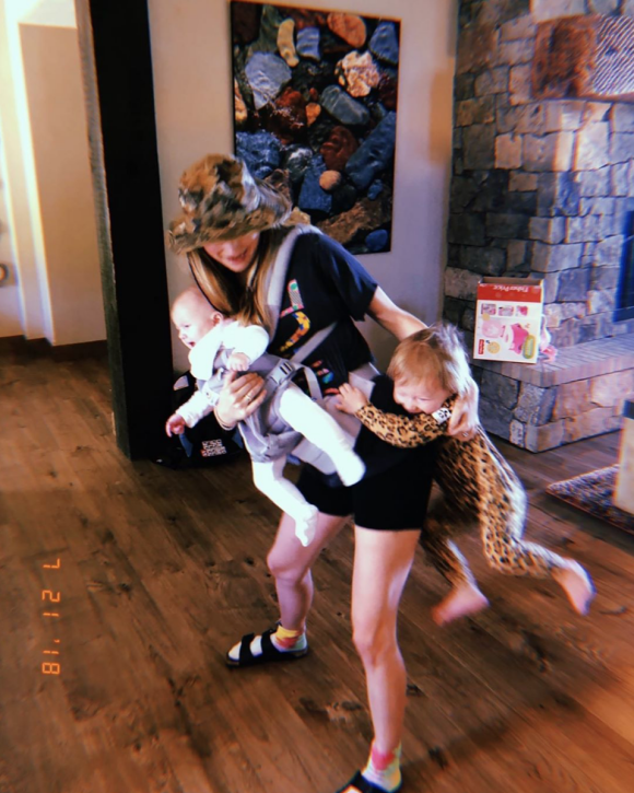 Behati Prinsloo et ses deux filles, Dusty Rose et Gio Grace. Août 2019.