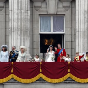 Michael Middleton, Carole Middleton, le prince Charles et Camilla Parker Bowles, duchesse de Cornouailles, la reine Elisabeth II d'Angleterre, le prince Philip, duc d'Edimbourg, Pippa Middleton et le prince Harry - Mariage de Kate Middleton et du prince William d'Angleterre à Londres. Le 29 avril 2011