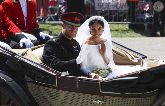 Le prince Harry, duc de Sussex, et Meghan Markle, duchesse de Sussex, en calèche à la sortie du château de Windsor après leur mariage le 19 mai 2018.