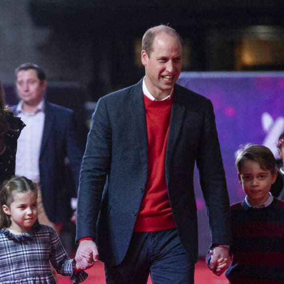 Le prince William, duc de Cambridge, et Catherine (Kate) Middleton, duchesse de Cambridge, avec leurs enfants le prince George, la princesse Charlotte et le prince Louis ont assisté à un spectacle donné en l'honneur des personnes qui ont été mobilisées pendant la pandémie au Palladium à Londres, Royaume Uni, le 11 décembre 2020.