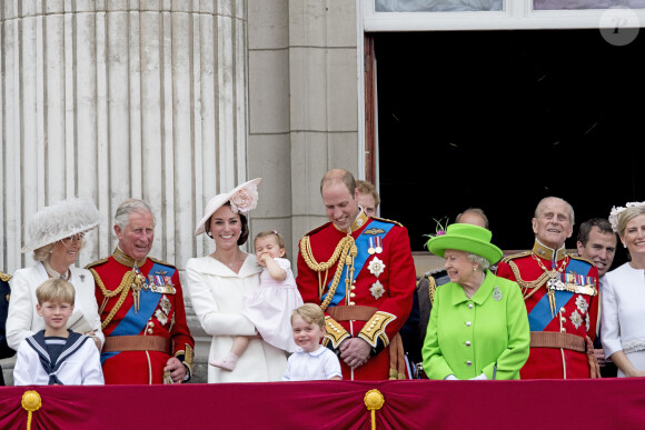 Camilla Parker Bowles, duchesse de Cornouailles, le prince Charles, Kate Catherine Middleton, duchesse de Cambridge, la princesse Charlotte, le prince George, le prince William, la reine Elisabeth II d'Angleterre, le prince Philip, duc d'Edimbourg - La famille royale d'Angleterre au balcon du palais de Buckingham lors de la parade "Trooping The Colour" à l'occasion du 90ème anniversaire de la reine. Le 11 juin 2016