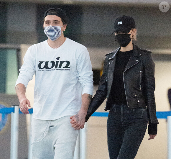 Exclusif - Brooklyn Beckham et sa fiancée Nicola Peltz arrivent masqués à l'aéroport de New York le 7 novembre 2020.