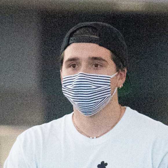 Exclusif - Brooklyn Beckham et sa fiancée Nicola Peltz arrivent masqués à l'aéroport de New York le 7 novembre 2020.