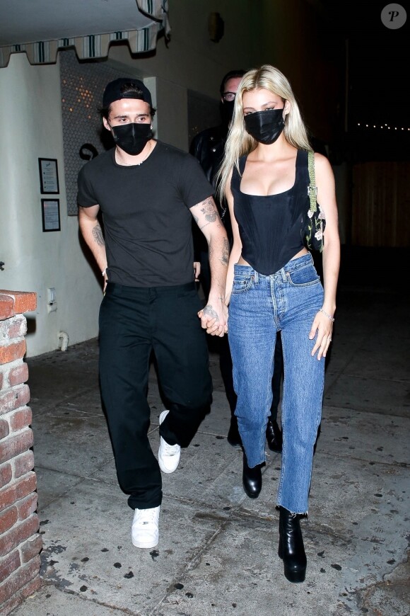 Exclusif - Brooklyn Beckham et sa fiancée Nicola Peltz sortent pour une soirée en amoureux à Delilah à West Hollywood le 2 octobre 2020. Ils se tiennent par la main.