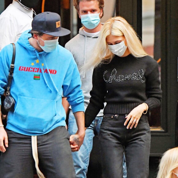 Brooklyn Beckham et sa compagne Nicola Peltz sortent avec la mère de Nicola, Claudia Heffner Peltz à SoHo à New York le 24 septembre 2020.