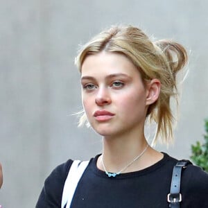 Exclusif - Nicola Peltz se balade à New York avec sa mère Claudia Heffner le 24 juin 2020. 