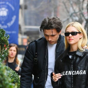 Brooklyn Beckham et sa compagne Nicola Peltz se baladent main dans la main dans les rues de New York. Les deux tourtereaux se sont rencontrés en octobre 2019.