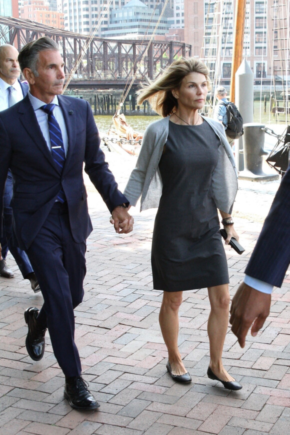 Lori Loughlin et son mari Mossimo Giannulli arrivent au tribunal de Boston.